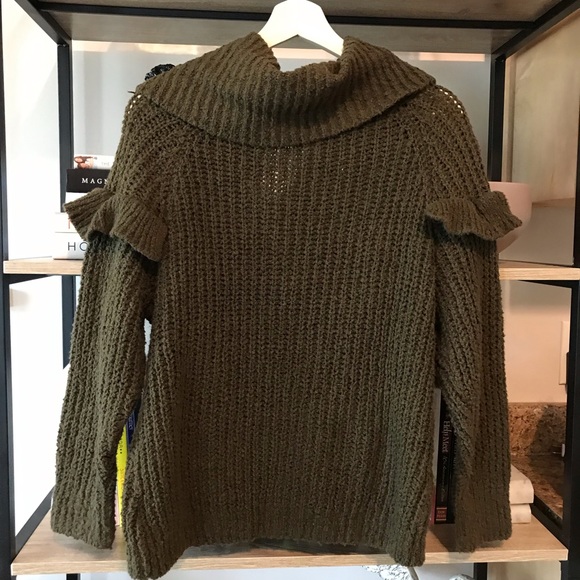 🦇SALE EXPRESS Green Ruffle Front Sweater - Picture 4 of 5